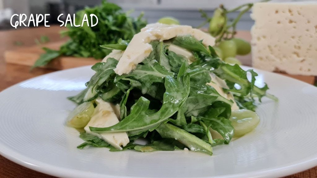 Салат из винограда с рукколой и сыром.