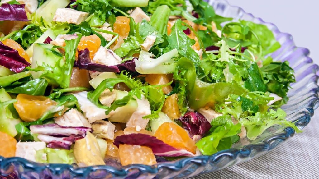 Праздничный салат "Новогодний" с курицей и мандаринами - рецепт легкого салата без майонеза! Праздничный салат "Новогодний" с курицей и мандаринами - рецепт легкого салата без майонеза!