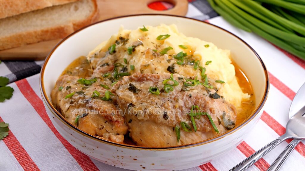 🍗ГЕДЛИБЖЕ - курица, тушеная в сметанном соусе с луком, чесноком и зеленью. Очень вкусное блюдо!