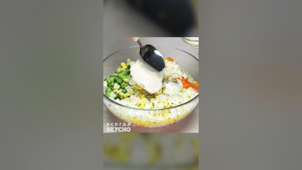 Как приготовить вкусный КЛАССИЧЕСКИЙ САЛАТ С КРАБОВЫМИ ПАЛОЧКАМИ. Простой рецепт!  #всегдавкусно