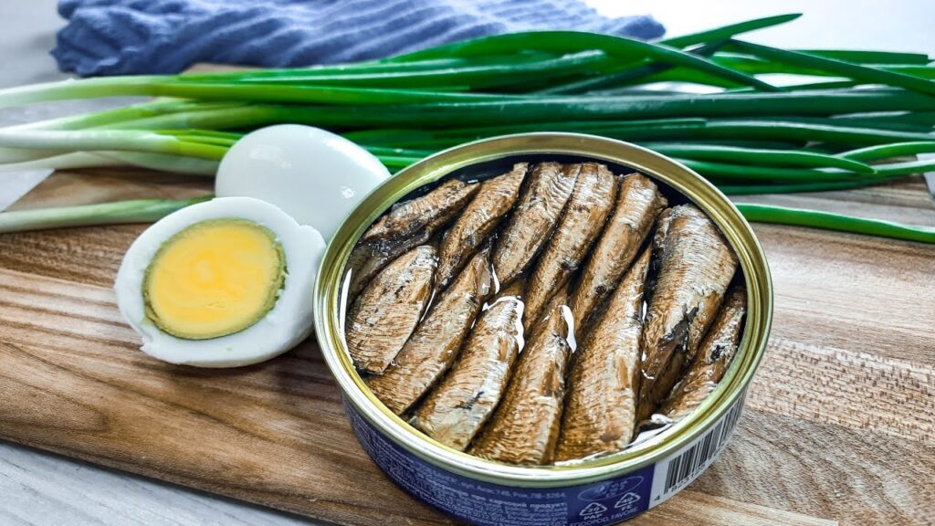САМЫЙ ВКУСНЫЙ Салат со ШПРОТАМИ и Зеленым Луком за 5 Минут! Простой Рецепт, Который Завоюет Всех! 🌿😋